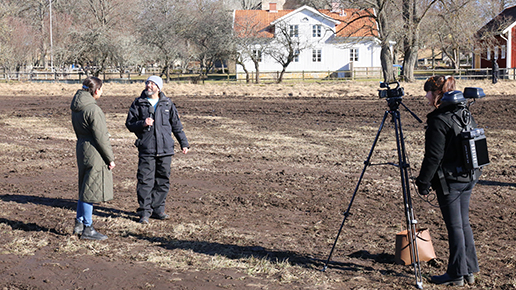 Projektledare och miljöstrateg Abbe Sahli intervjuas av Skaraborgs läns tidning.