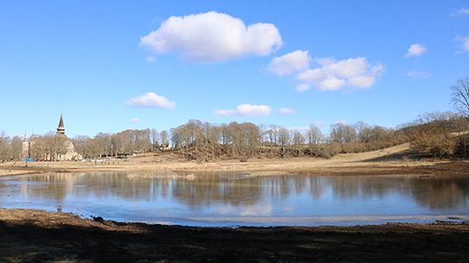 Vattnet släpps på till våtmarken i Varnhem. En sjö börjas bildas framför Kata Gård.