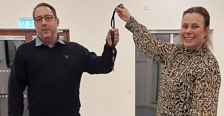 Två personer håller i en nyckel