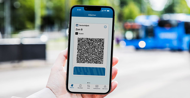 En mobiltelefon som visar en QR-kod och texten "Seniorbiljett ZON B Vuxen"