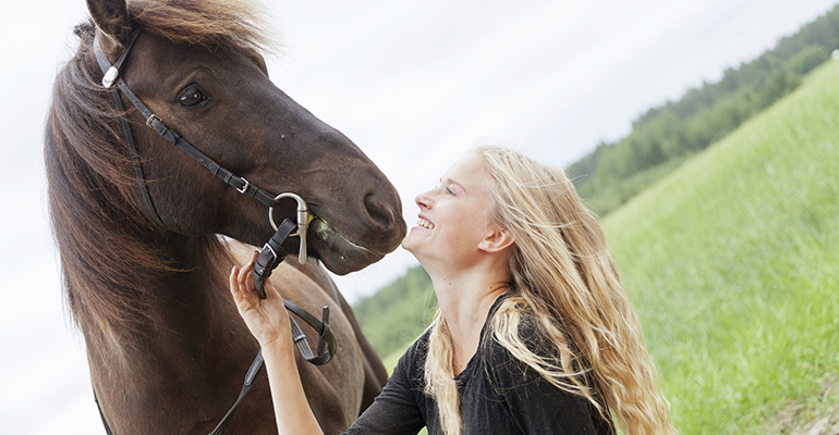 Flicka med häst