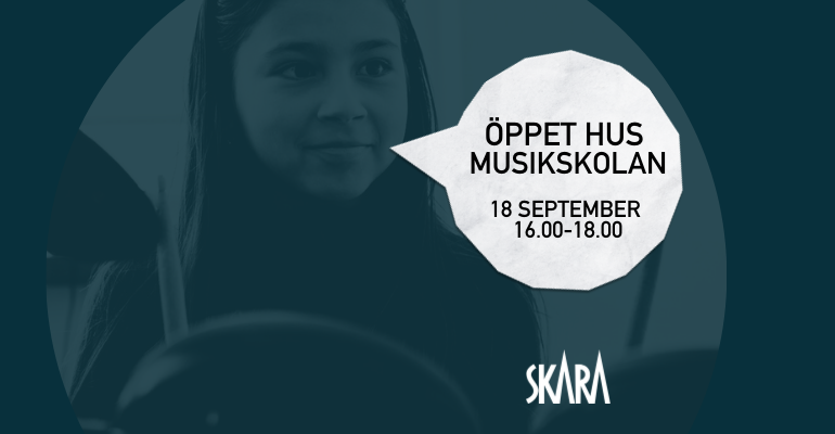 Mörkblå bild med tjej som spelar trummor, på bilden står det: Öppet hus på musikskolan den 18 september, mellan kl. 16.00-18.00 - Kom och prova instrument!