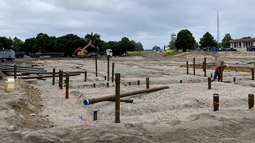 Pålar i marken i olika höjd. 