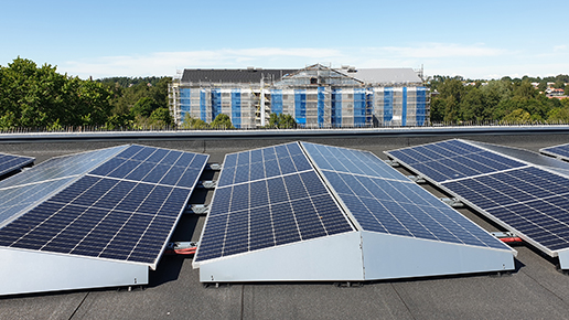 solpark på Viktoriaskolans tak med Teglagården i bakgrunden