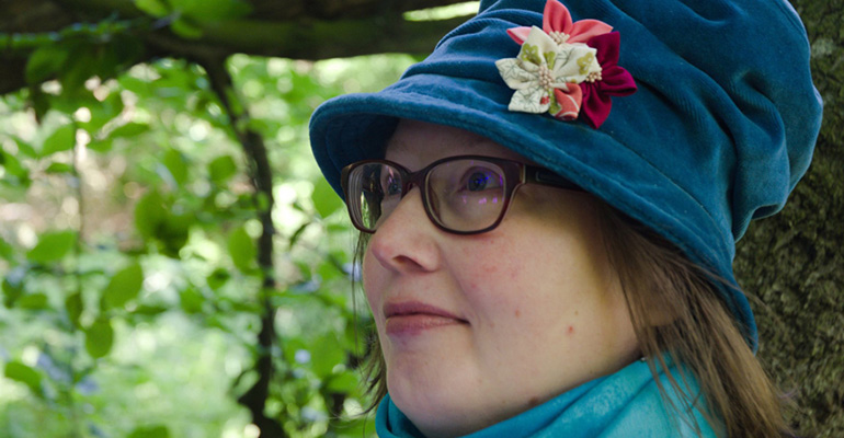 En kvinna som bär en blå hatt.