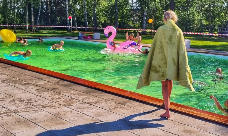Människor som badar i en bassäng