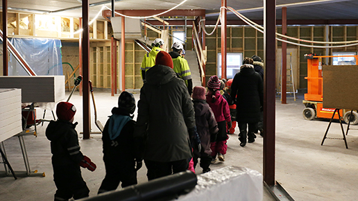 Barnen visar runt på arbetsplatsen