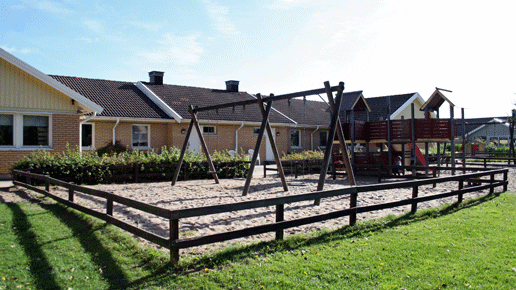Lekplats med förskolan Fibblan som bakgrund