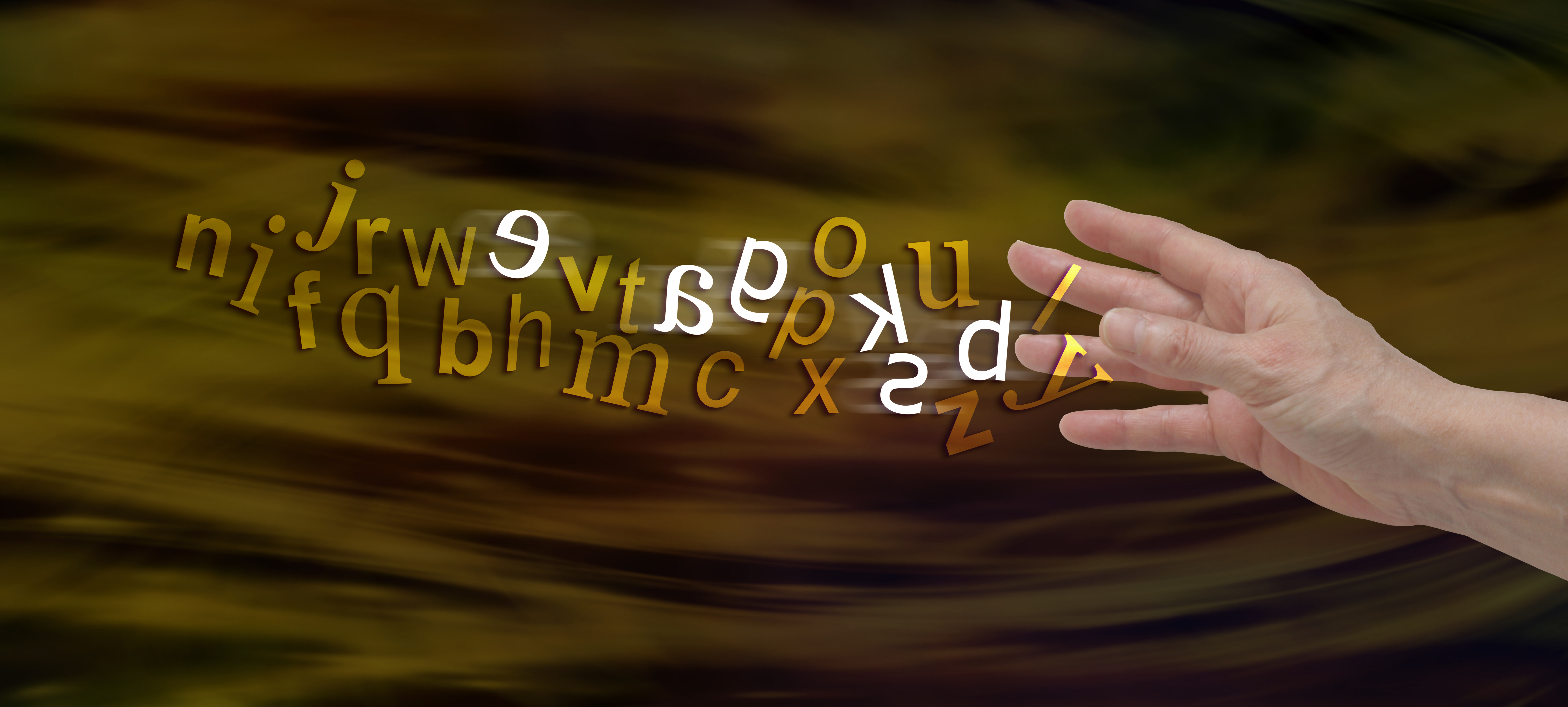 En bild på en hand där bokstäverna rinner ut som guld från fingrarna. Några av bokstäverna är vita för att visa att vissa är svåra att se eller läsa, så som det kan vara för personer med dyslexi.
