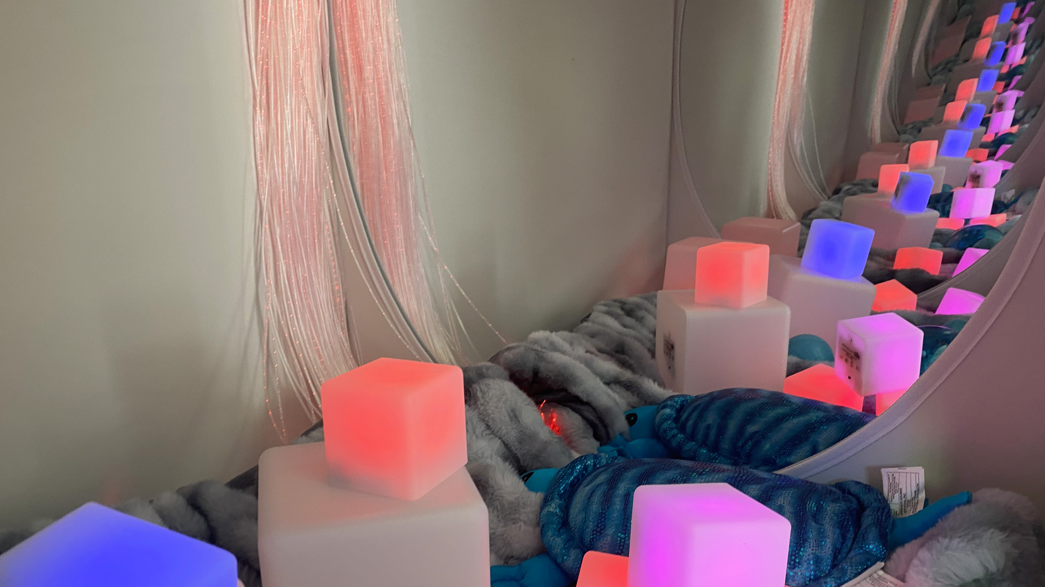 Ett kryp in med lugnade lysande kuber i olika färger, speglar och lampa