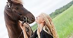 Flicka med häst