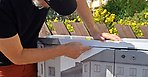 En man arbetar med att försköna ett elskåp