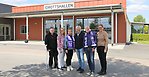 6 personer framför en idrottshall